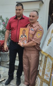 Predsednik opštine uručuje ikonu Svetog Save ruskim spasiocima