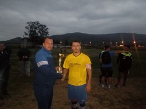 Kapiten Orljana, dobija pehar od organizatora turnira FK Doljevac