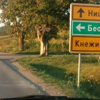 Još jedna saobraćajna nesreća kod Knežičke reke: Od siline udarca traktor prepolovljen