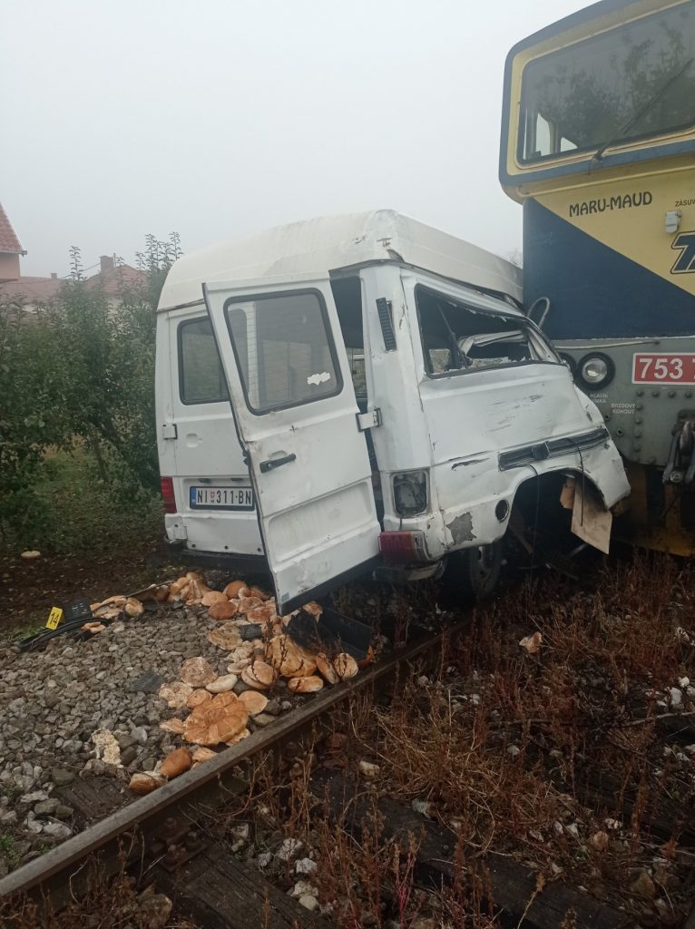 Put izmedju Doljevca i Kočana i dalje zatvoren za saobraćaj nakon jutrošnje saobraćajne nesreće u kojoj su dve osobe povredjene