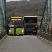 Saobraćajna nezgoda autobusa i kamiona na mostu kod Leonija- Saobraćaj trenutno u prekidu