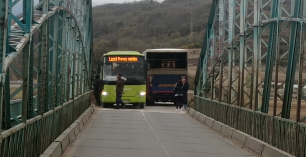 Saobraćajna nezgoda autobusa i kamiona na mostu kod Leonija- Saobraćaj trenutno u prekidu